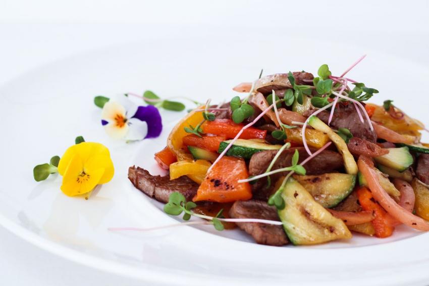 зображення Теплий салат з телятиною та овочами гриль