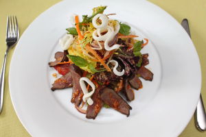 изображение Тай-салат с утинной грудкой, соевыми ростками, болгарским перцем и орехами кешью под острым соусом Лиметте (250 г) --- 97 грн