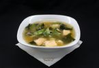 Ароматный рыбный суп с лососем, мисо пастой, водорослями Вакамэ и стручками молодого горошка