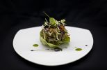 Зеленый салат с ломтиками говядины, стеклянной лапшой, овощами и древесными грибами