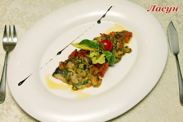 изображение Филе радужной форели запеченное с лососем и креветками под сырным соусом (130/10 г) --- 98 грн.