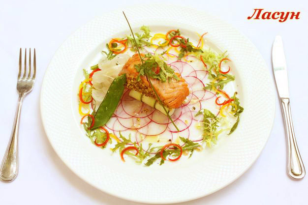 зображення Апетитний салат із лосося медіум з цукіні, крем-сиром, редискою і фенхелем (120 г) --- 125 грн.