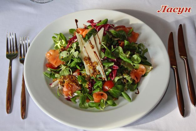 зображення Мікс-салат з лососем і червоною ікрою (280 г) --- 57 грн
