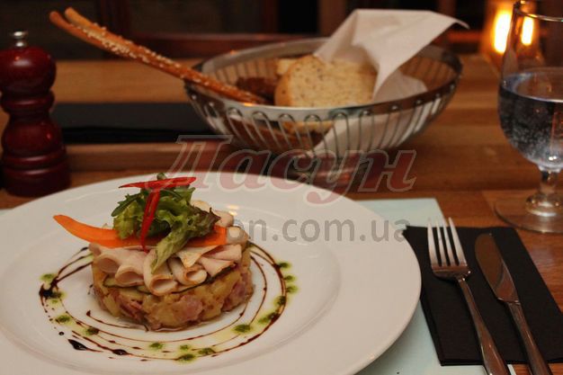 изображение Салат с ростбифом, отварным картофелем, соленым огурцом и домашним майонезом (250 г) --- 55 грн