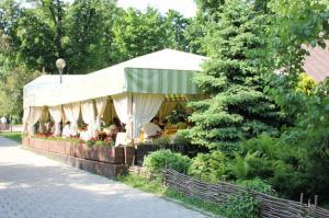 зображення О'Панас: літня тераса в парку в самісінькому центрі Києва!