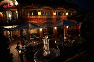 зображення Відпочинок в літньому дворику ресторану Фігаро!