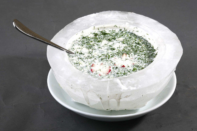изображение Освежающая окрошка в ледяной тарелке в эко-ресторане "Батьківська хата"