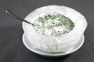 изображение Освежающая окрошка в ледяной тарелке в эко-ресторане Батьківська хата