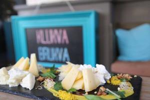 изображение Klukva&Brukva: Сырная тарелка украинских сыров