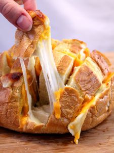 изображение Мучная закуска: хлебная закуска, запеченная с сыром