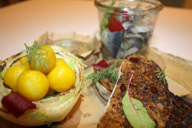 зображення Оселедець в маринаді з оливковою олією, солодким луком і кропом, в банці.
