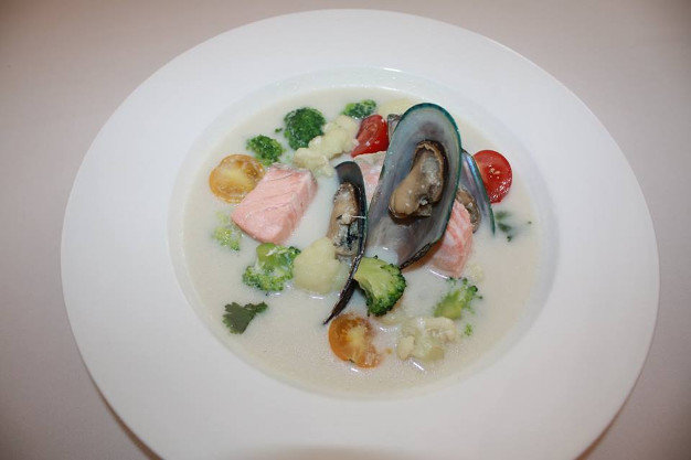зображення Суп на кокосовому молоці в азіатському стилі, з лососем і мідіями, цвітною капустою і брокколі, з листям лайма і кінзою