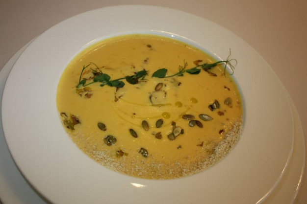 изображение Ароматный крем-суп из запеченой тыквы с фуа-грой, пряностями, луком-пореем