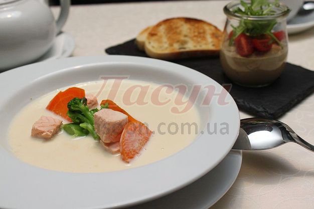 изображение Сливочный суп с лососем, морковью и брокколи (250 г ) – 82 грн.