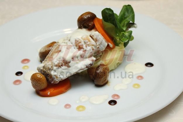 изображение Томленая ножка кролика по-мальтийски в пикантном сливочном соусе с картофельным пюре и грибами терияки (180/70/20) – 115 грн.