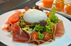 изображение Пробуем салат с прошутто и сыром буррата в SANPAOLO