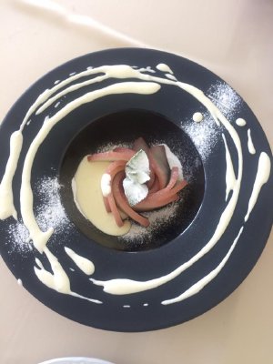 изображение "Боровик" ест вкусные десерты