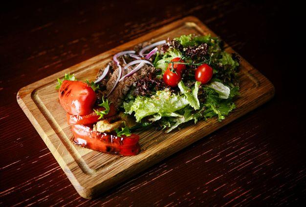 зображення «Салат-гриль з телятиною» – смачна новинка еко-ресторану «Батьківська хата»