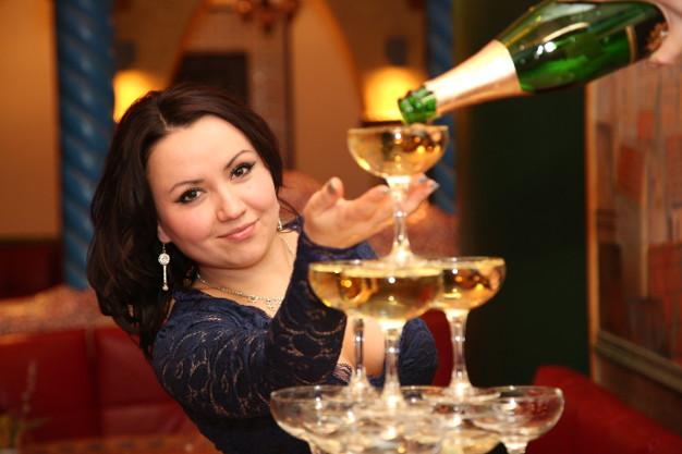 изображение Зимним свадьбам  в "Фигаро"  горка из шампанского в подарок!