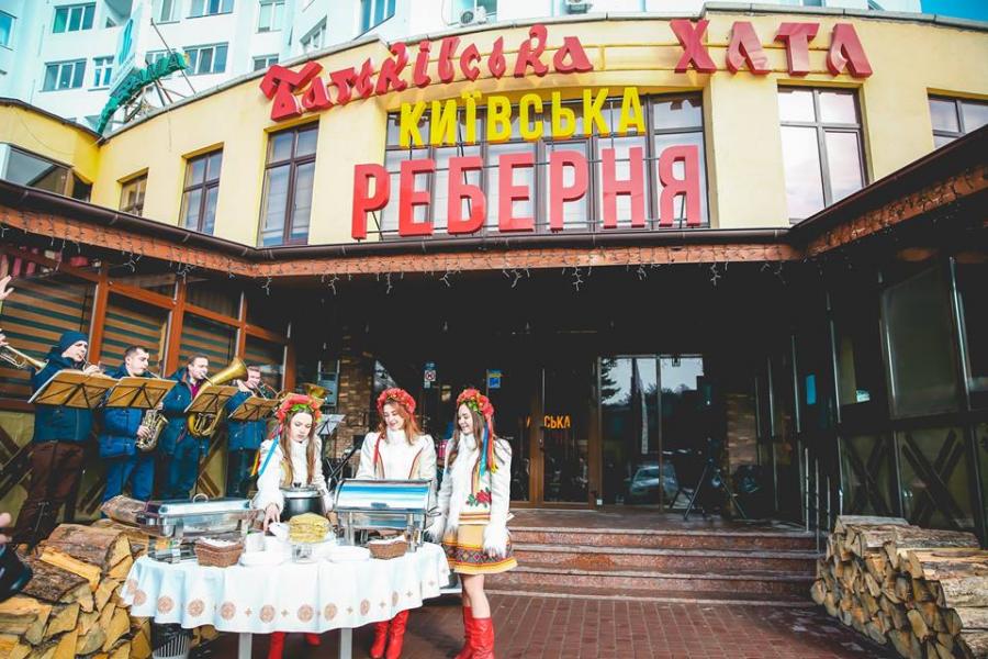 зображення "Батьківська Хата": Смачно відсвяткували Масляну в ресторані "Київська реберня"