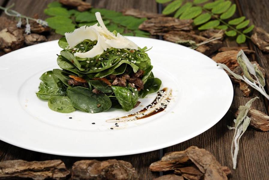 изображение SANPAOLO: Салат из телятины с шпинатом и вялеными томатами