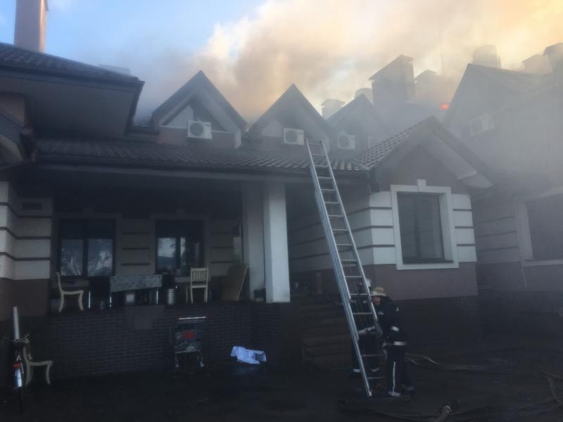 зображення Під Києвом пожежа охопила 400 кв.м. ресторанного комплексу