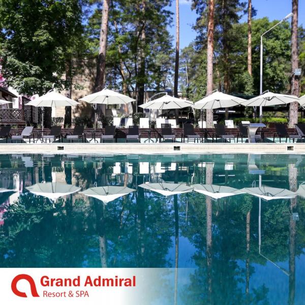 зображення Grand Admiral Resort & SPA: Басейн серед сосен може подарувати бажану прохолоду!