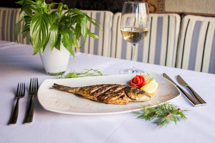 изображение "Казбек": В ресторане тоже украшают столы рыбой!