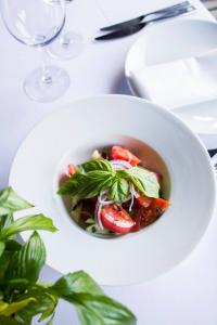 изображение "Казбек": Летние салаты — это любовь. 🥗❤️
