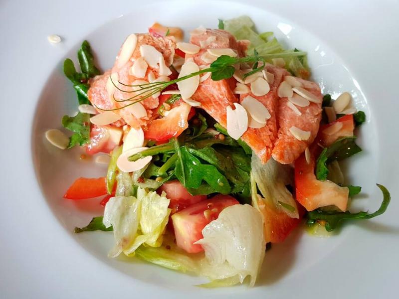 зображення "Солом’янська броварня": Мікс-салат з обсмаженим лососем і мигдальними пластівцями