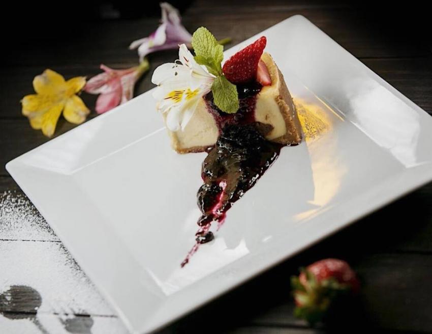 изображение "Маракуйя": Чизкейк с соусом из лесных ягод