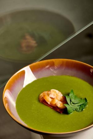 зображення SANPAOLO: Ніжний крем-суп з молодого горошку з креветками