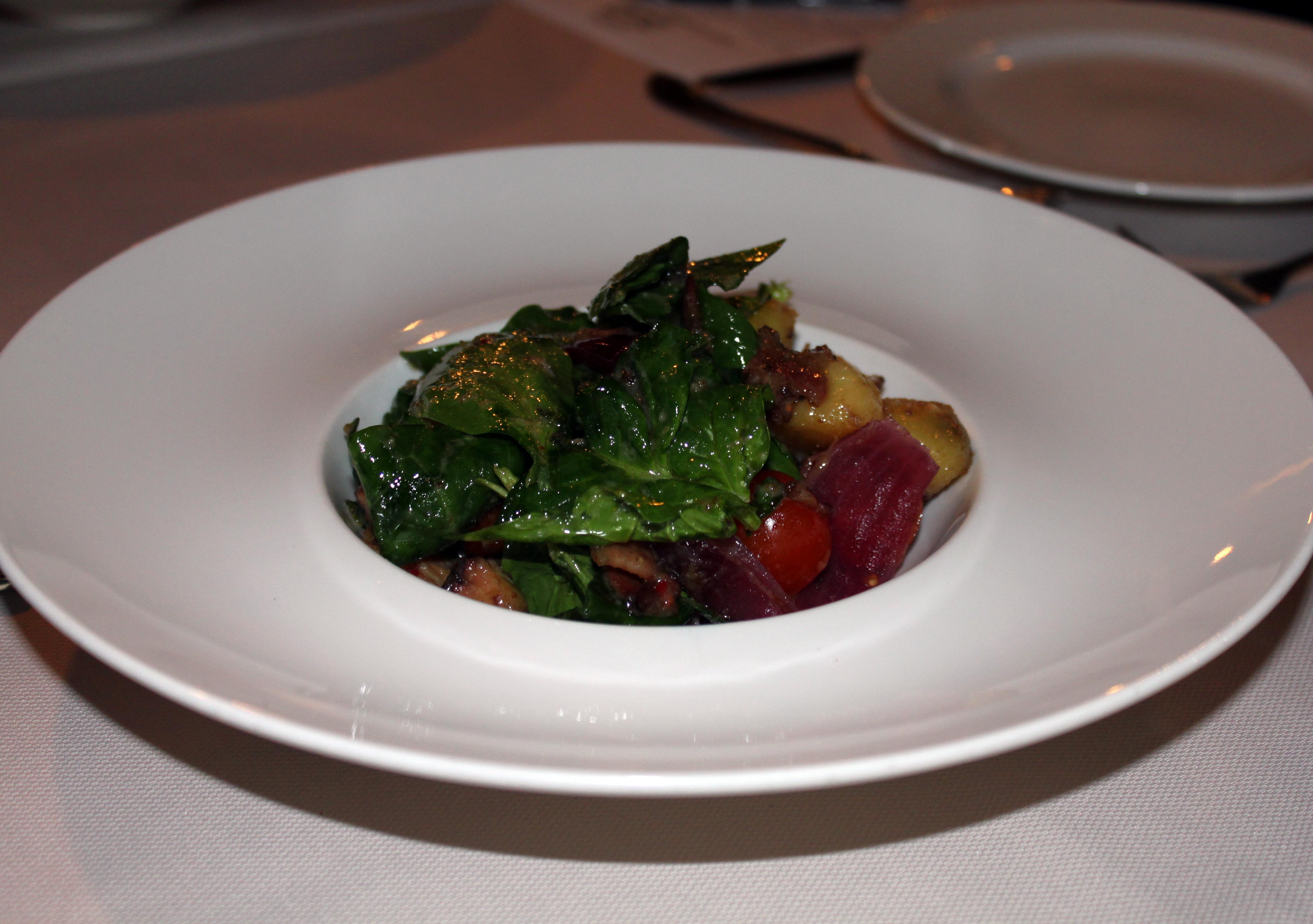 Салат з восьминога із молодою картоплею, шпинатом, томатами черрі, беконом і трюфельним соусом (350) – 396₴