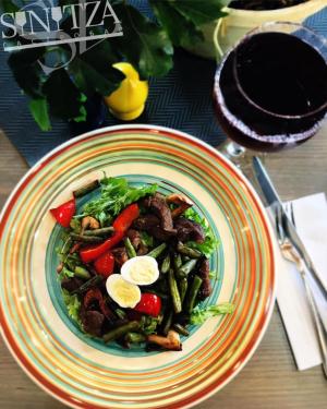 зображення SINITZA: Салат з телятиною і келих червоного вина