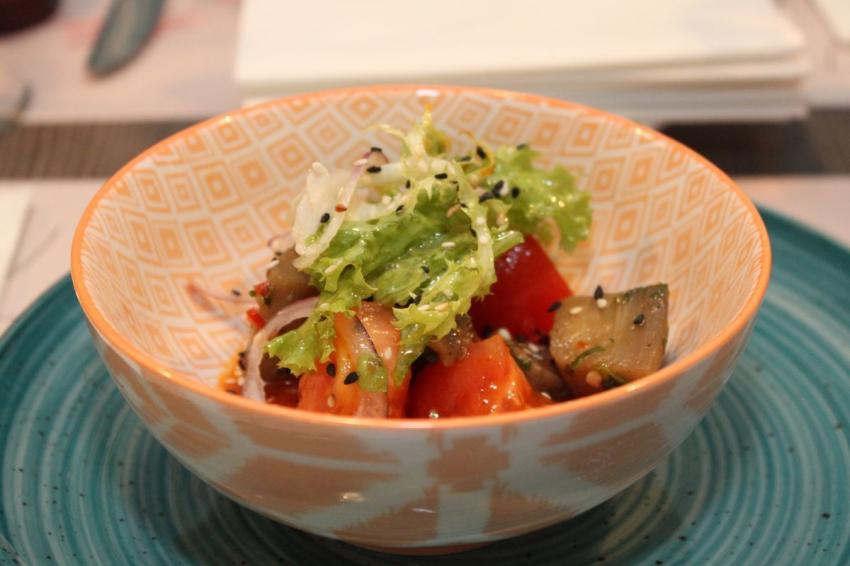 зображення Салат з помідорами, пряним баклажаном та соусом на основі пасти карі