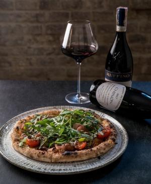 изображение Extravert Gastro Bar: А я рекомендую ему сочетать вино и пиццу!