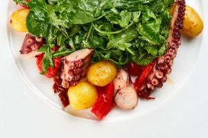изображение SANPAOLO: Теплый салат с осьминогом точно станет вашим фаворитом