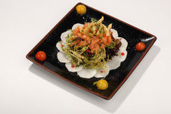 зображення Buddha-bar: Гострий салат з лососем і соусом "Песто"