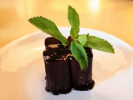 зображення Десерт "Якогама ролл" з шоколадним соусом (135/10) --- 45 грн.
