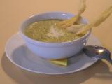Крем-суп із броколі з вершками й вином. Легкий, але в той же час ситний овочевий суп з насиченим смаком. Прекрасно відтіняють смак чіпси з пармезану.