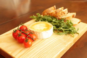 зображення Запечений козячий сир з багетом