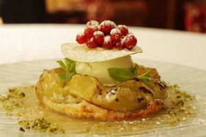 изображение Яблочный пирог "Тотино" с фисташковым мороженым (180/50) --- 105 грн.