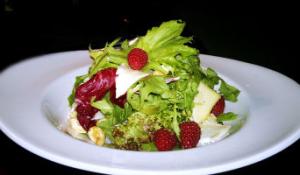 изображение Зеленый салат с тремя видами сыра в Touch Café!