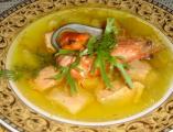 "Буйабесс" - классический французский суп, приготовленный из разных сортов морской рыбы и морепродуктов с шафраном, чесноком, апельсиновой цедрой и приправой "Перно" подается с соусом "Айоли" и чесночными гренками
