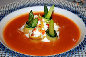 изображение Омаровый суп с равиоли с нежным сливочным кремом и икрой скандинавского лосося ---174 грн.