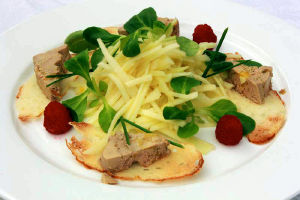изображение Маш-салат с яблоками, малиной и кусочками фуа-гра под трюфельным соусом --- 200 грн.