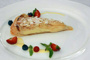 изображение Тонкий французский яблочный пирог с мороженным «Гранд Адмирал»  --- 55 грн.