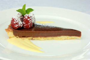 изображение Шоколадный пирог  с малиной и ванильным соусом  --- 88 грн.