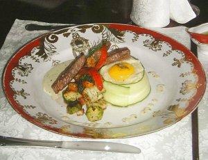 изображение Стейк из телятины с картофелем пюре и жареными овощами