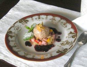 зображення Шоколадне морозиво на тар-тарі з фруктів